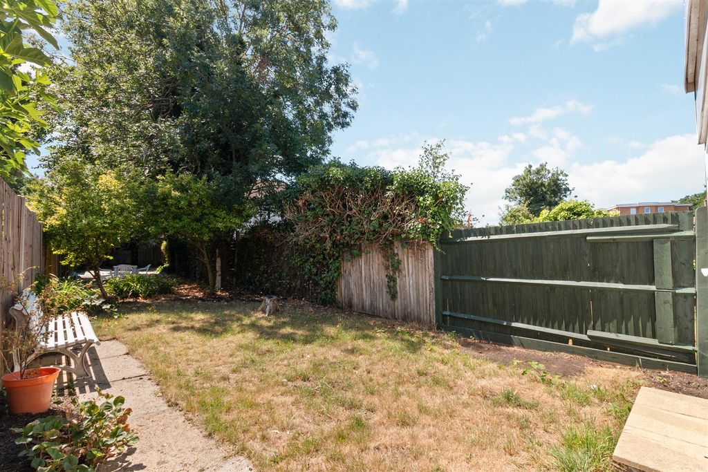 Property photo 3 of 12 Garden
