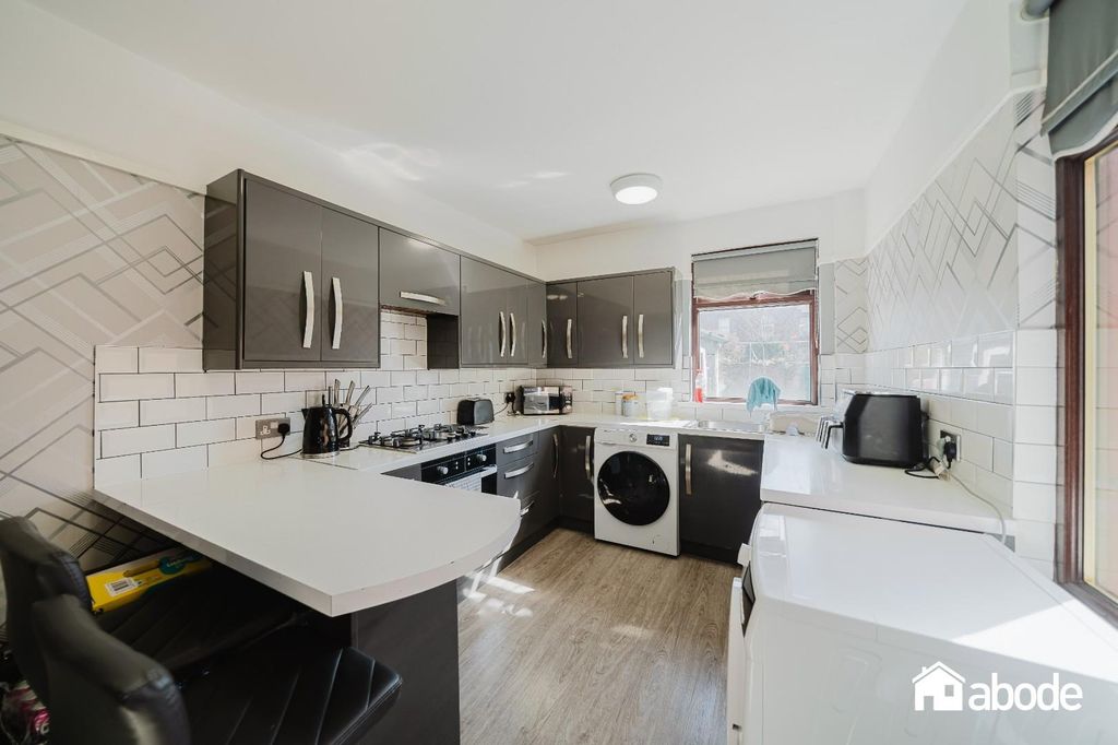 Property photo 2 of 18 39 Claremont Road-20.Jpg