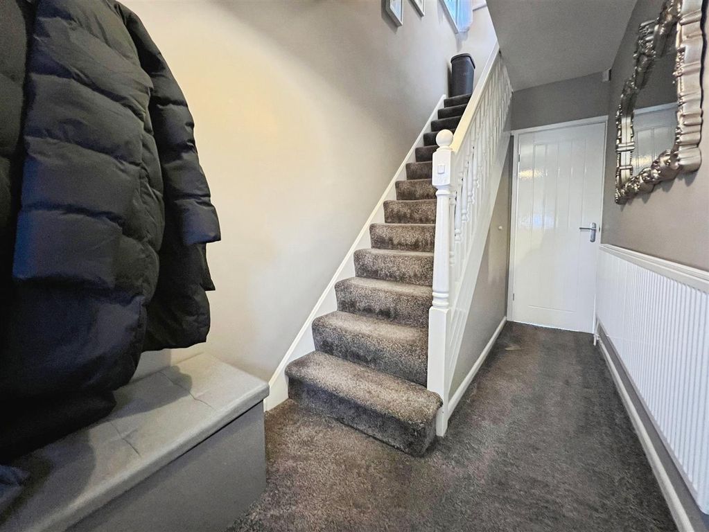 Property photo 2 of 28 Entrance Hall