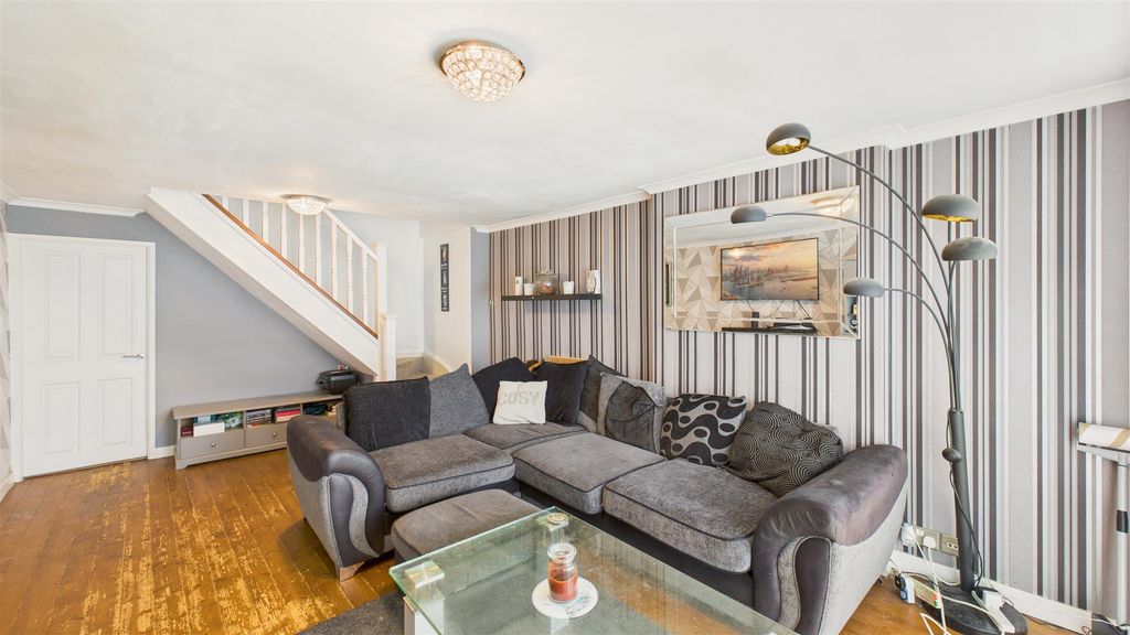 Property photo 3 of 15 Lounge