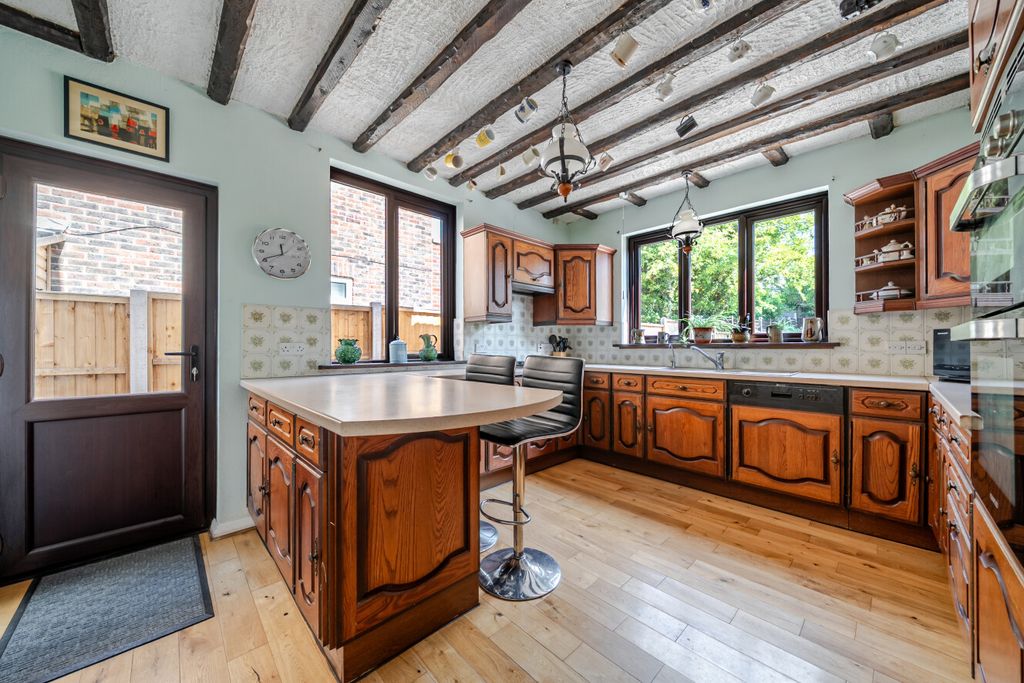 Property photo 3 of 18 6-6A7B08581E3Aa-1...