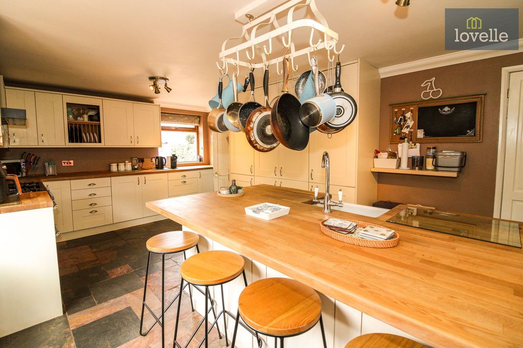 Property photo 3 of 31