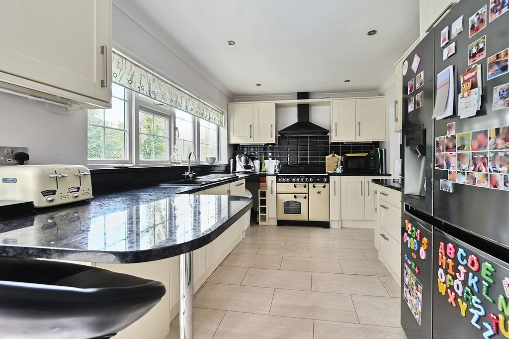 Additional image 4 of 4 bed detached house for saleVirginia Gardens, Farnborough GU14