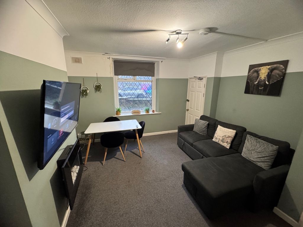 Property photo 2 of 4 Living Room