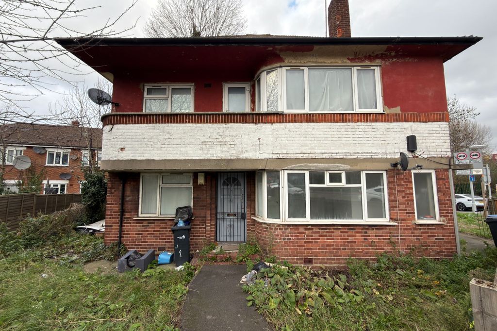 Property photo 1 of 12 1 Pymmes Close, Enfield, London N13 4Nj