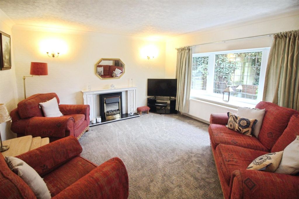 Property photo 2 of 12 Lounge