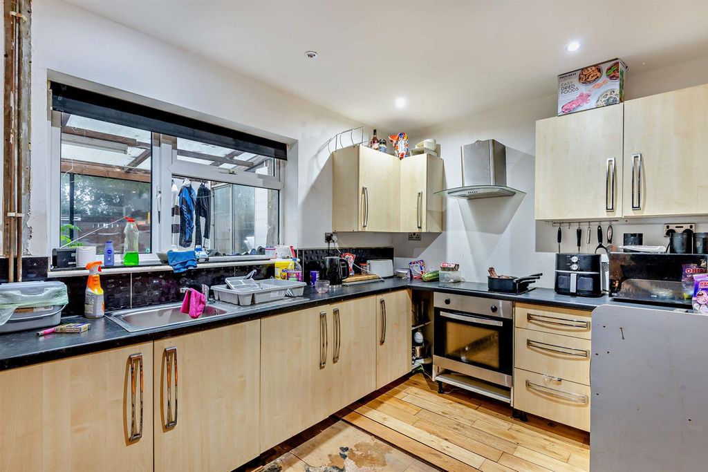 Property photo 2 of 10 8667424-Interior11-800.Jpg