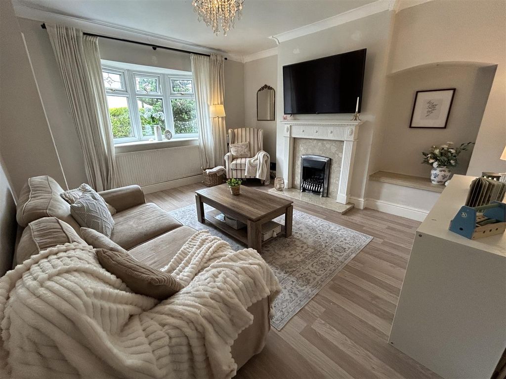 Property photo 2 of 12 Lounge