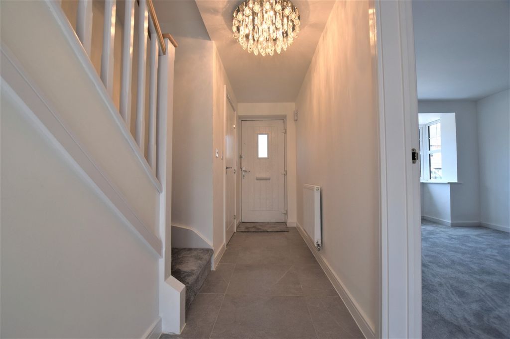 Property photo 2 of 11 Hall