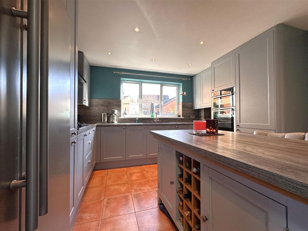 Property photo 2 of 21 Stylish Modern Kitchen 623