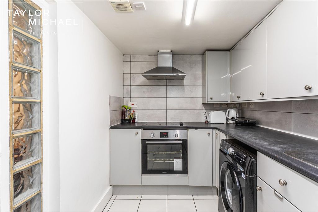 Property photo 2 of 20 Kitchen