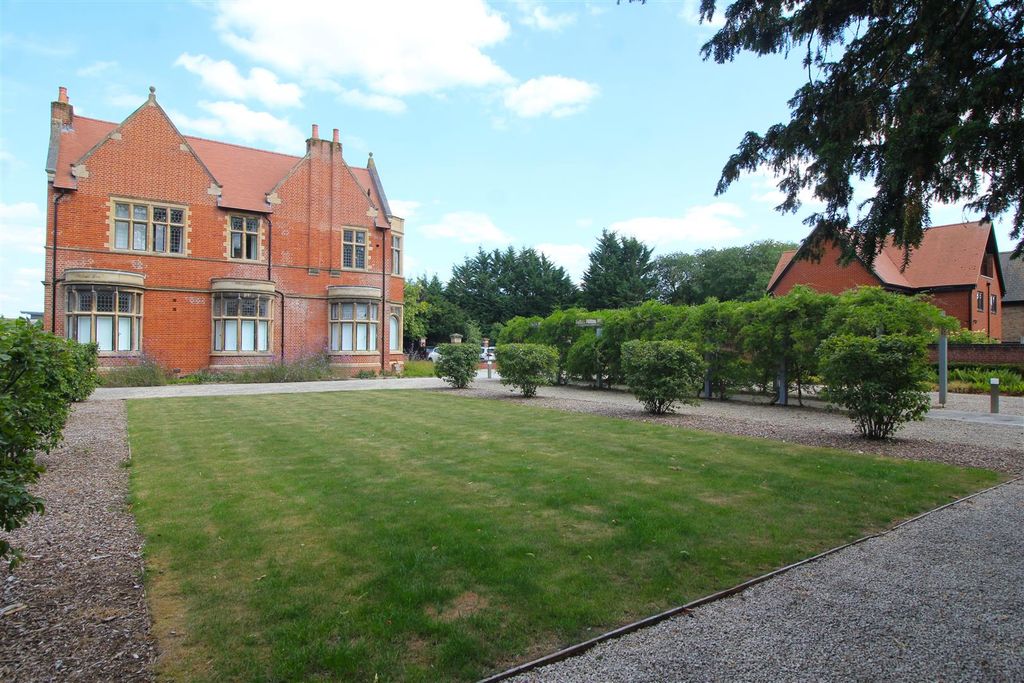 Property photo 3 of 15 Communal Gardens Image 2 .Jpg