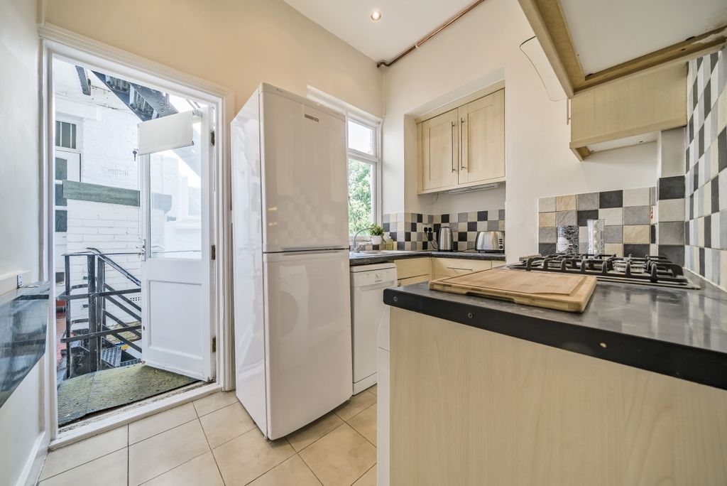 Property photo 3 of 15 999837 (5)