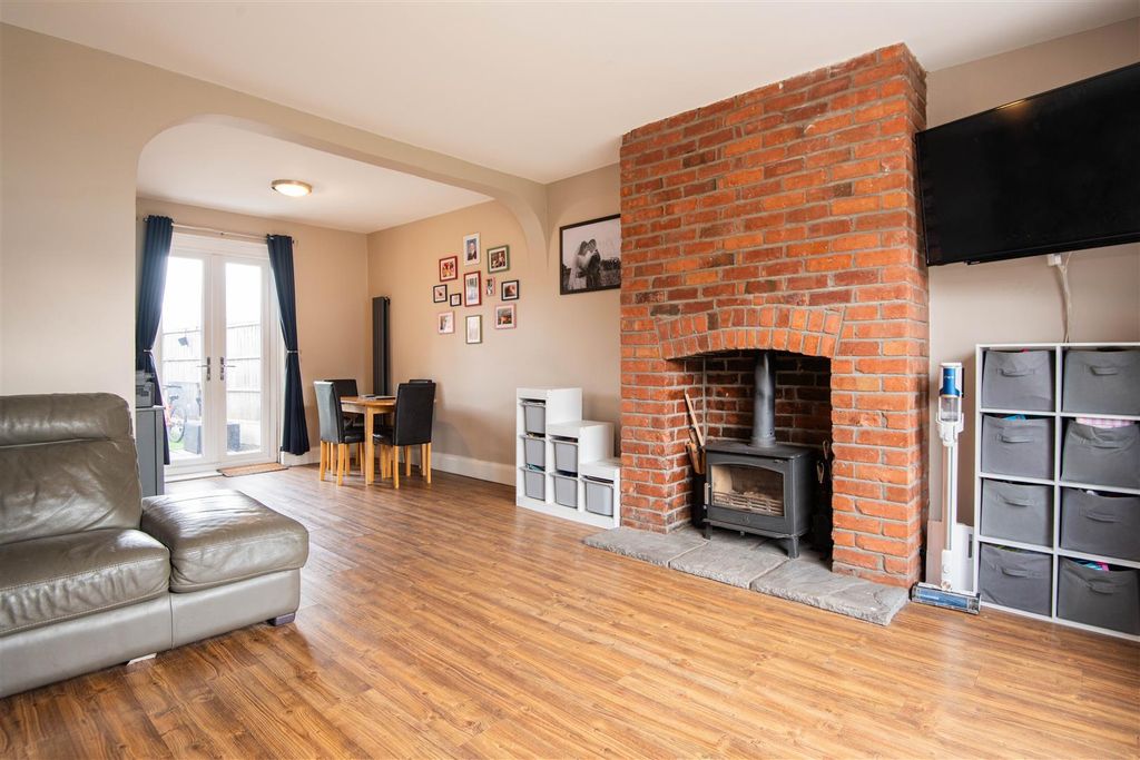 Property photo 2 of 17 Lounge