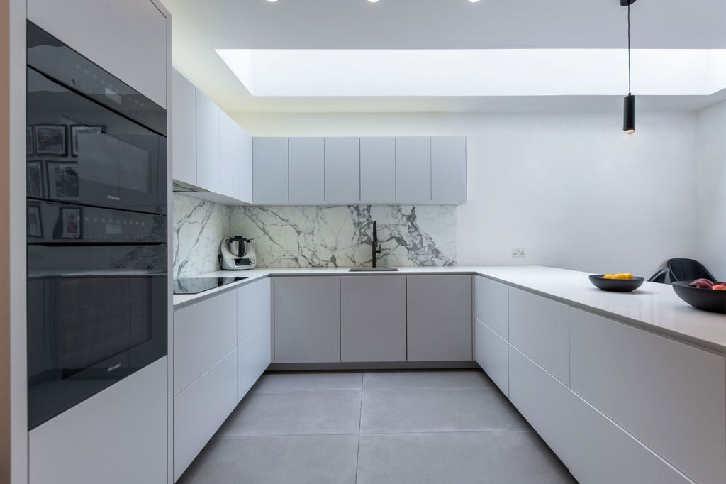 Property photo 3 of 11 Kitchen