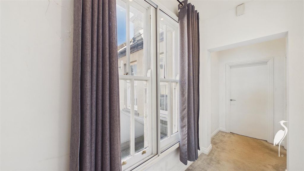 Property photo 2 of 10 Entrance Hall