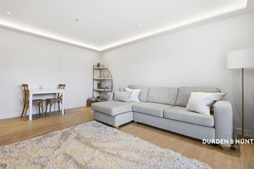 Property photo 3 of 18 London Road