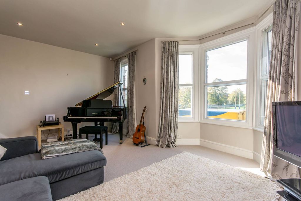 Property photo 2 of 29