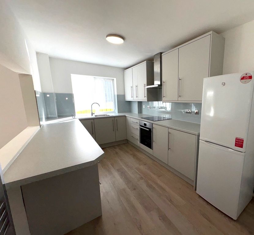 Property photo 2 of 7 2Hollylodgekitchen3