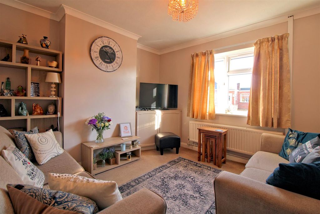 Property photo 2 of 19 Lounge