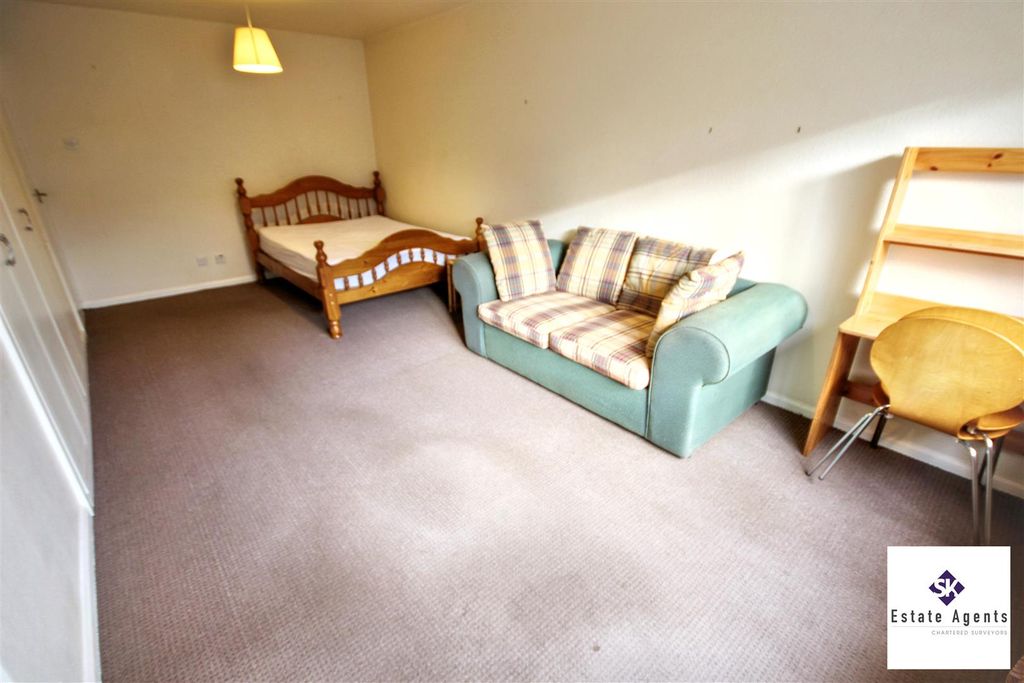 Property photo 2 of 7 Bedroom / Lounge Area