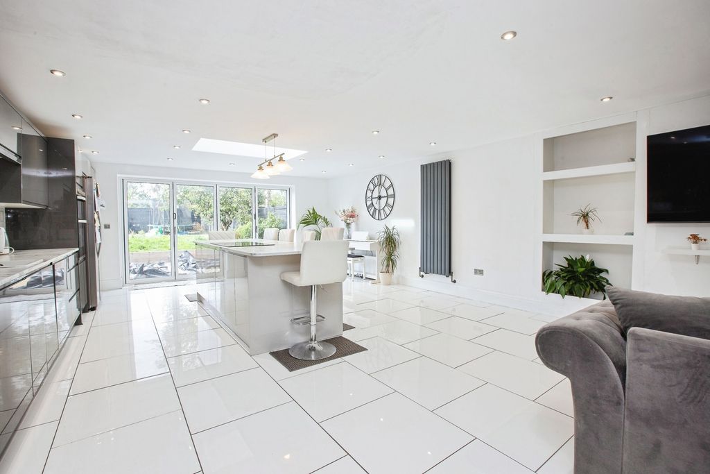 Property photo 3 of 27 Pbox-Img.Jpg