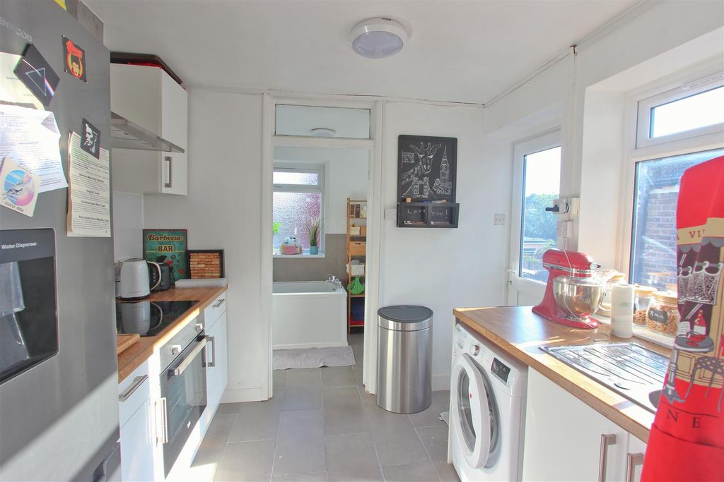 Property photo 3 of 7 Kitchen