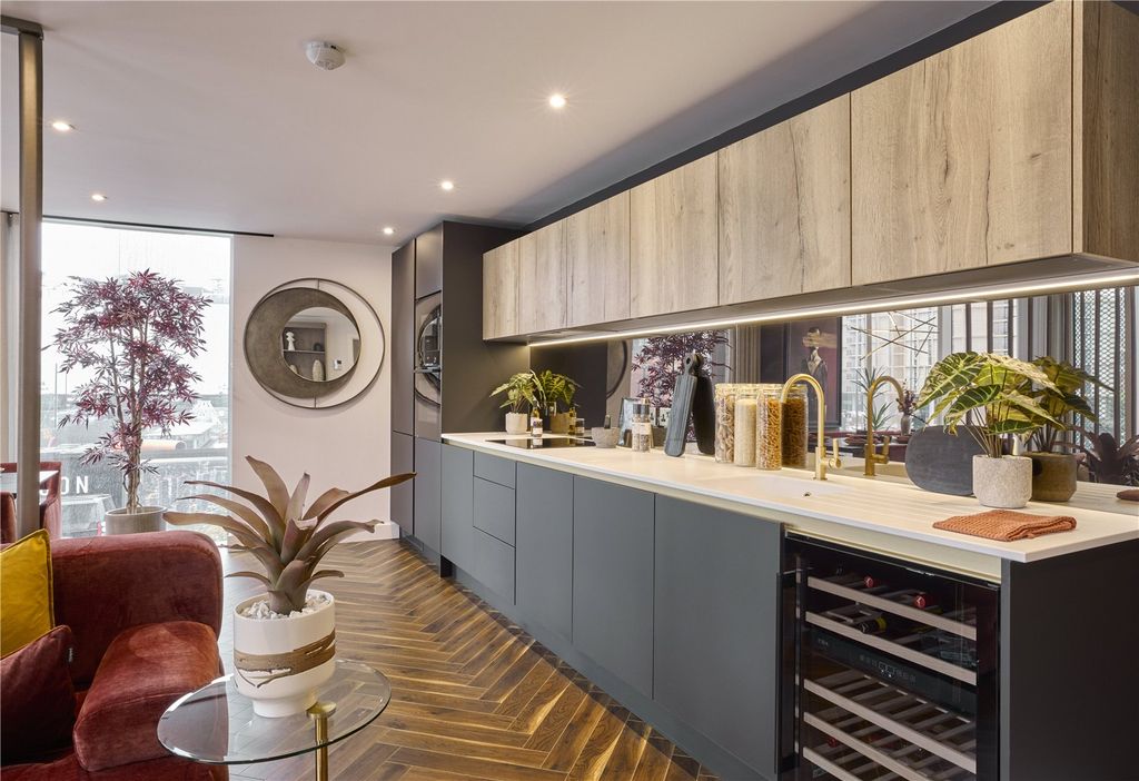 Property photo 3 of 14 Show Apartment