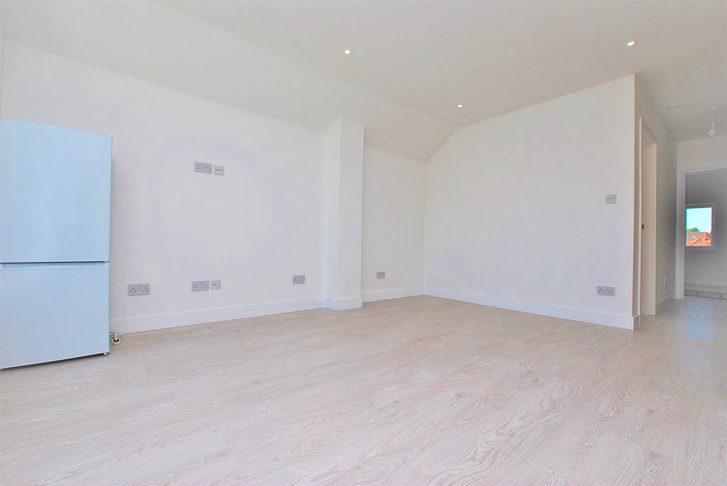 Property photo 3 of 9 Photo 03