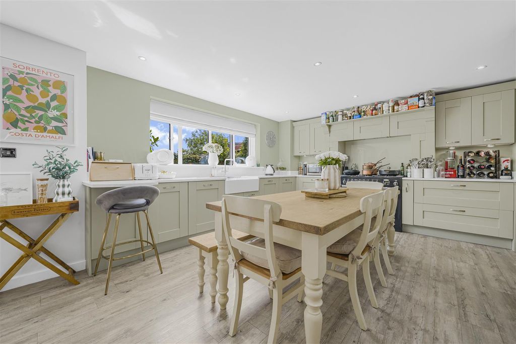 Property photo 3 of 21 Oak Cottage, 14A Meadow Way, Maidenhead, Sl6 2Pe6.