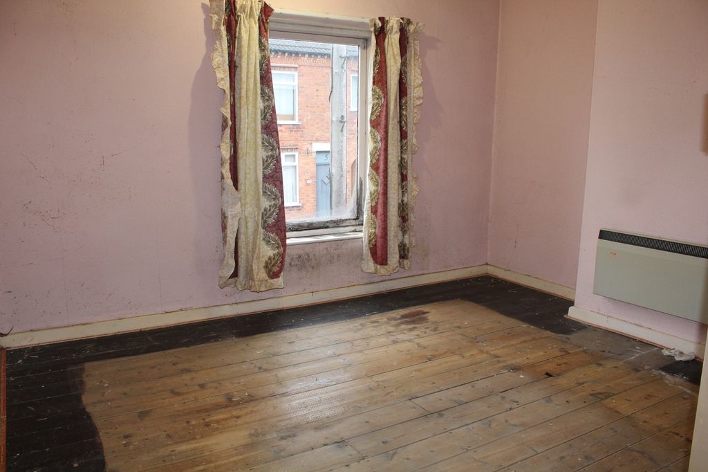 Property photo 3 of 7 Bedroom 1