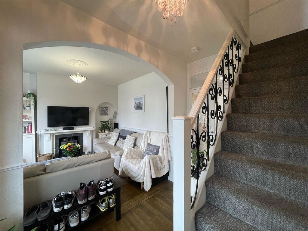 Property photo 2 of 19 Entrance Hall