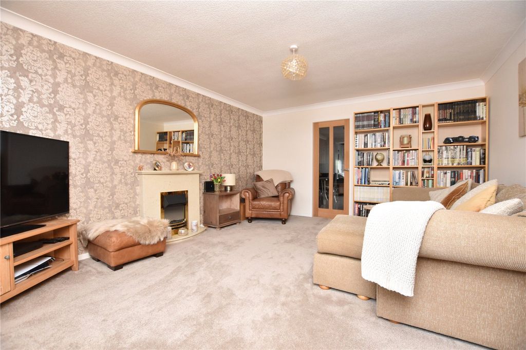 Property photo 2 of 25 Picture No. 11