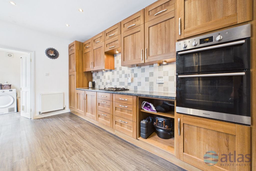 Property photo 3 of 28 Kitchen