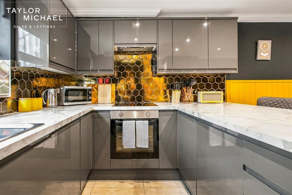 Property photo 2 of 31 Kitchen