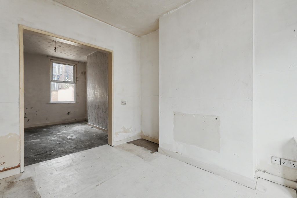 Property photo 3 of 14 16 Briar Street, Kirkdale, Liverpool, L4 1Rb