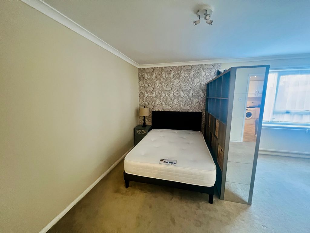 Property photo 3 of 12 Bedroom Area