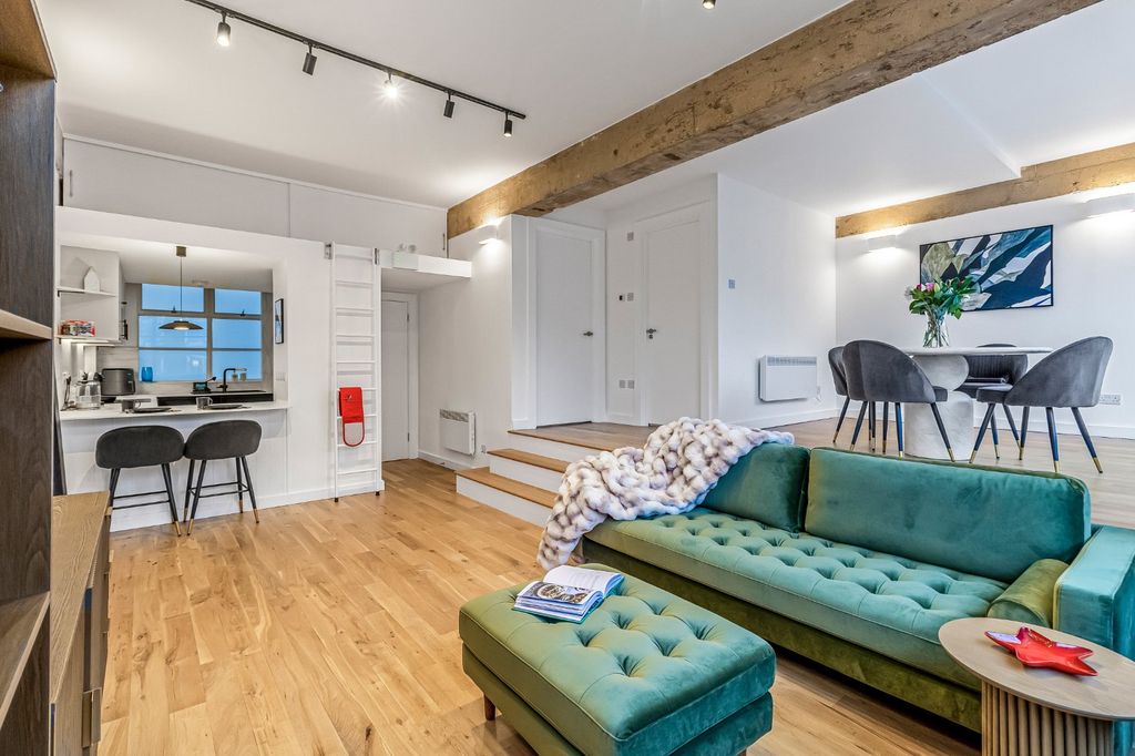 Property photo 3 of 11 Living Room