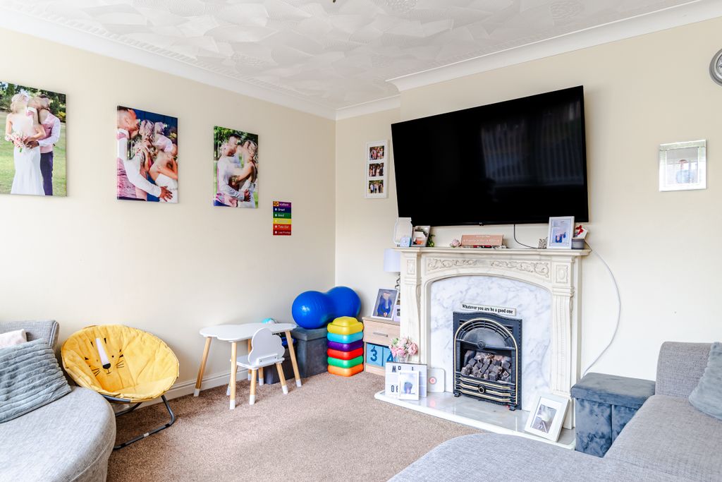 Property photo 2 of 20 Lounge1