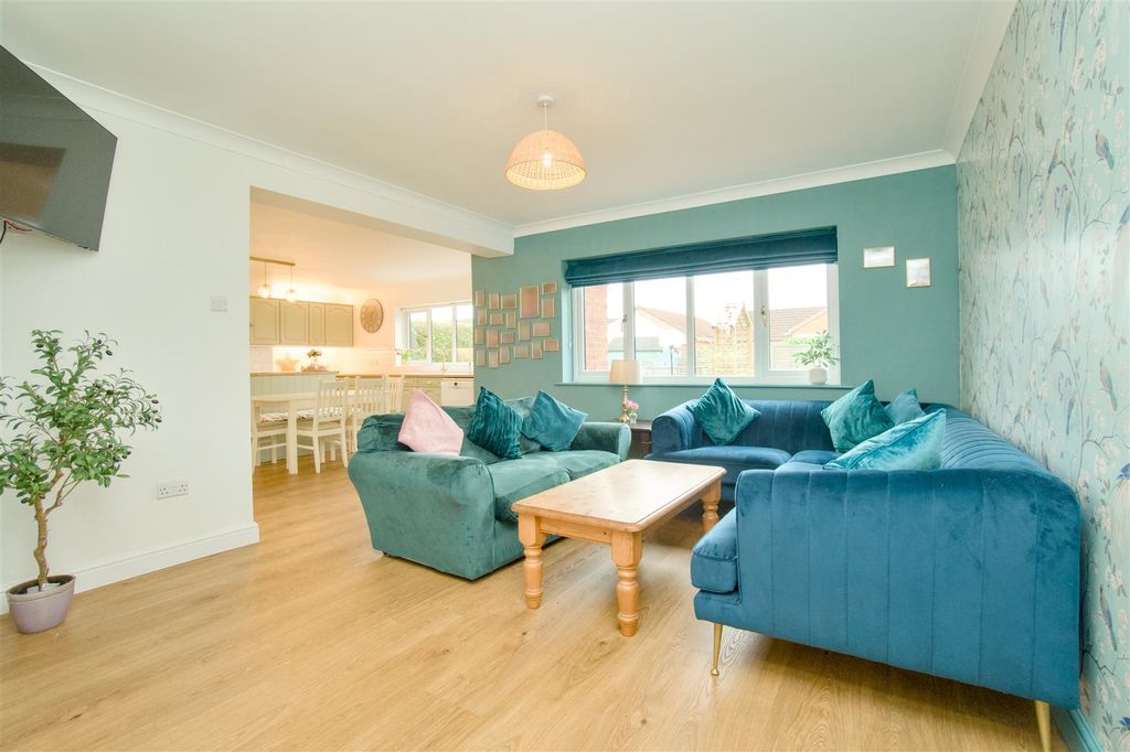 Property photo 3 of 25 Family Area