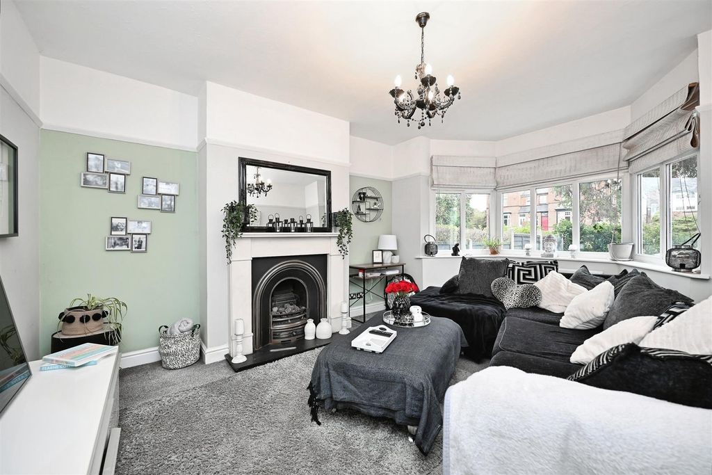 Property photo 3 of 24 Lounge