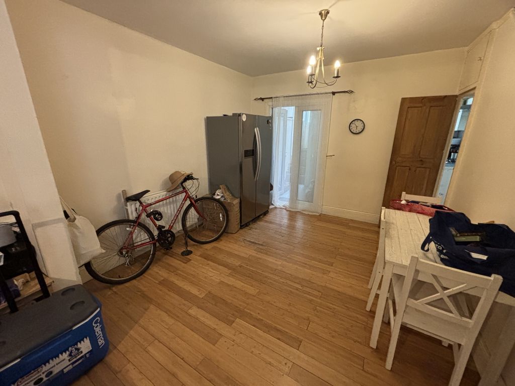 Property photo 3 of 12 Photo 6