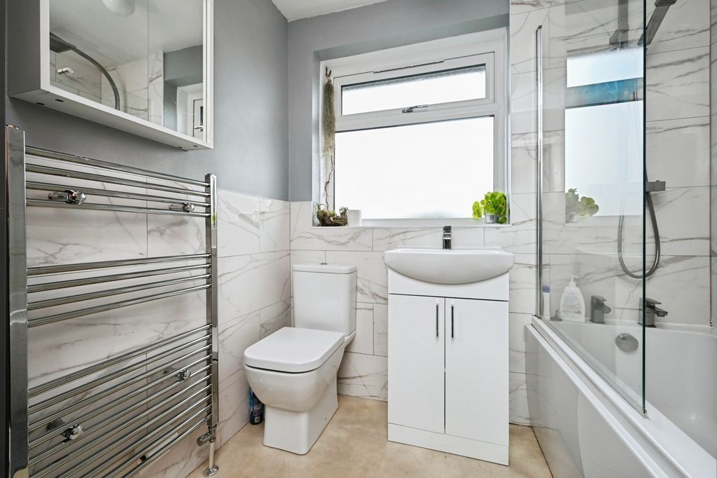 Property photo 3 of 17 Bathroom