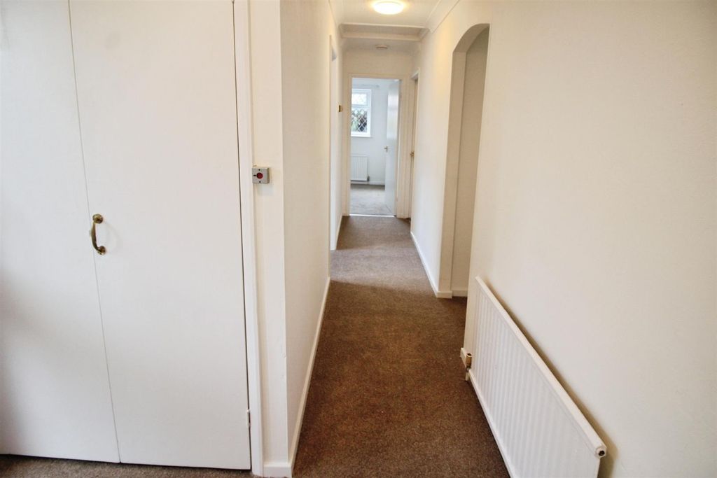 Property photo 2 of 14 Hallway