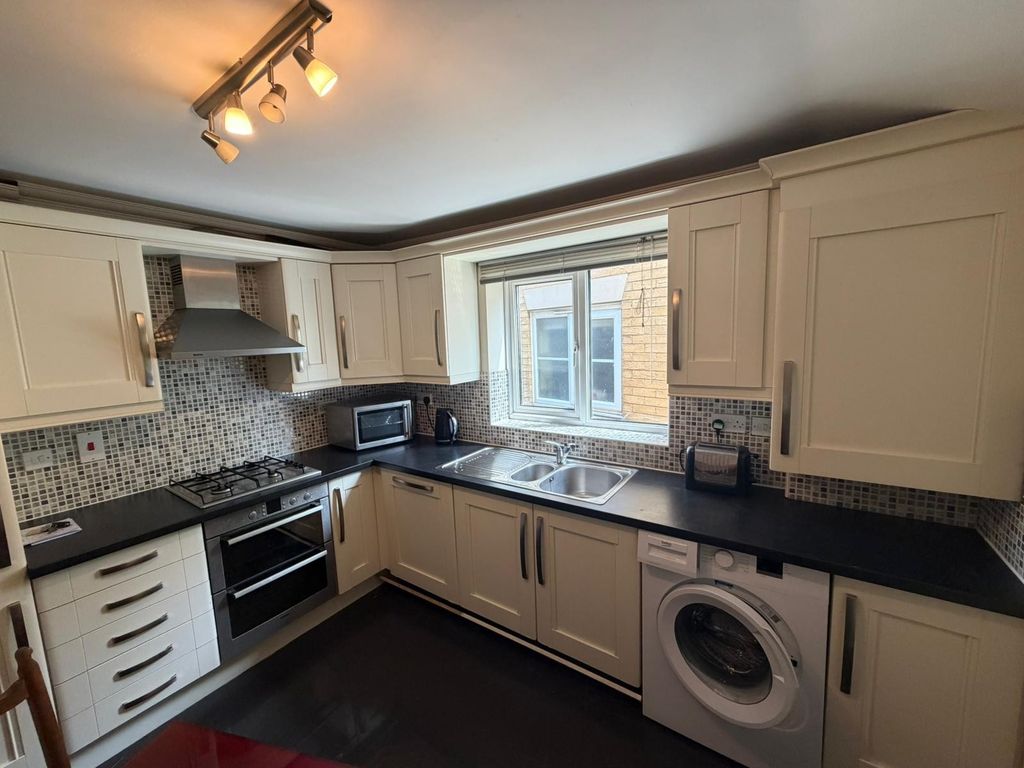 Property photo 3 of 11 Kitchen