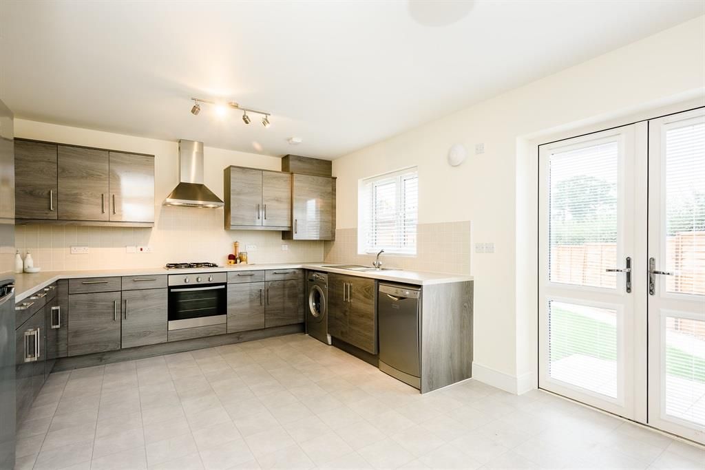 Property photo 3 of 10 Kitchen