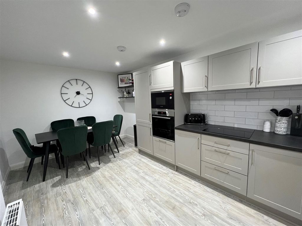 Property photo 3 of 6 Aspen - Harvard Pebble Doors, Copper Slate Worktop