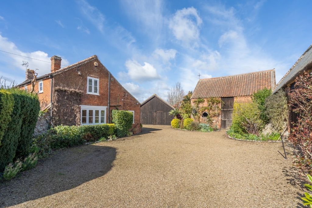 Property photo 2 of 34