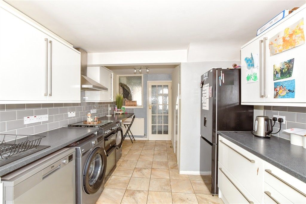 Property photo 3 of 10 Kitchen