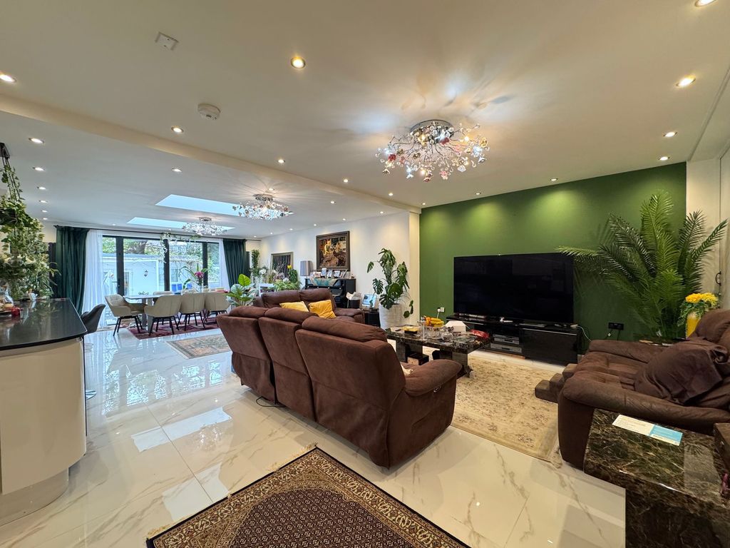 Property photo 2 of 28 Lounge/Dining Area